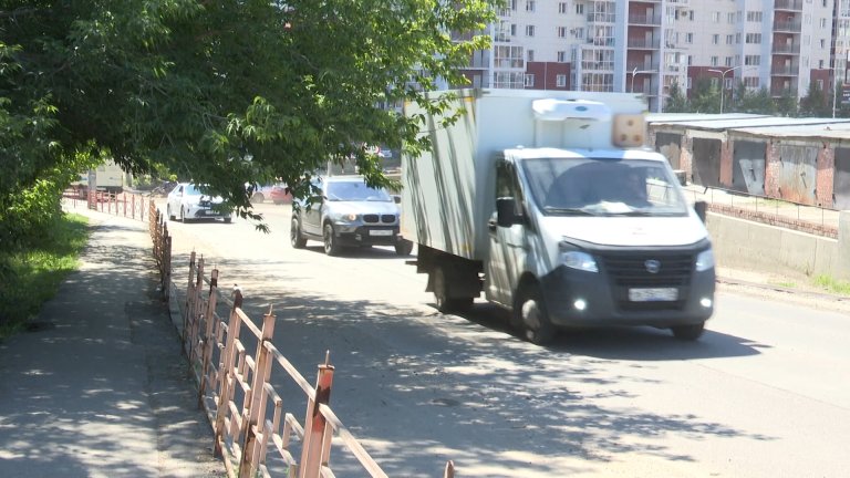 Разросшиеся деревья и кустарники на некоторых улицах Иркутска могут спровоцировать ДТП